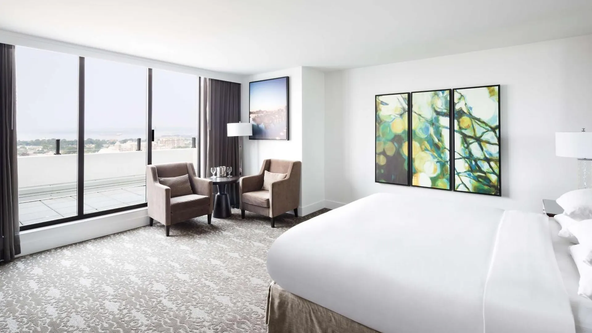 Doubletree By Hilton Hotel & Suites Victoria 4*,  Canada
