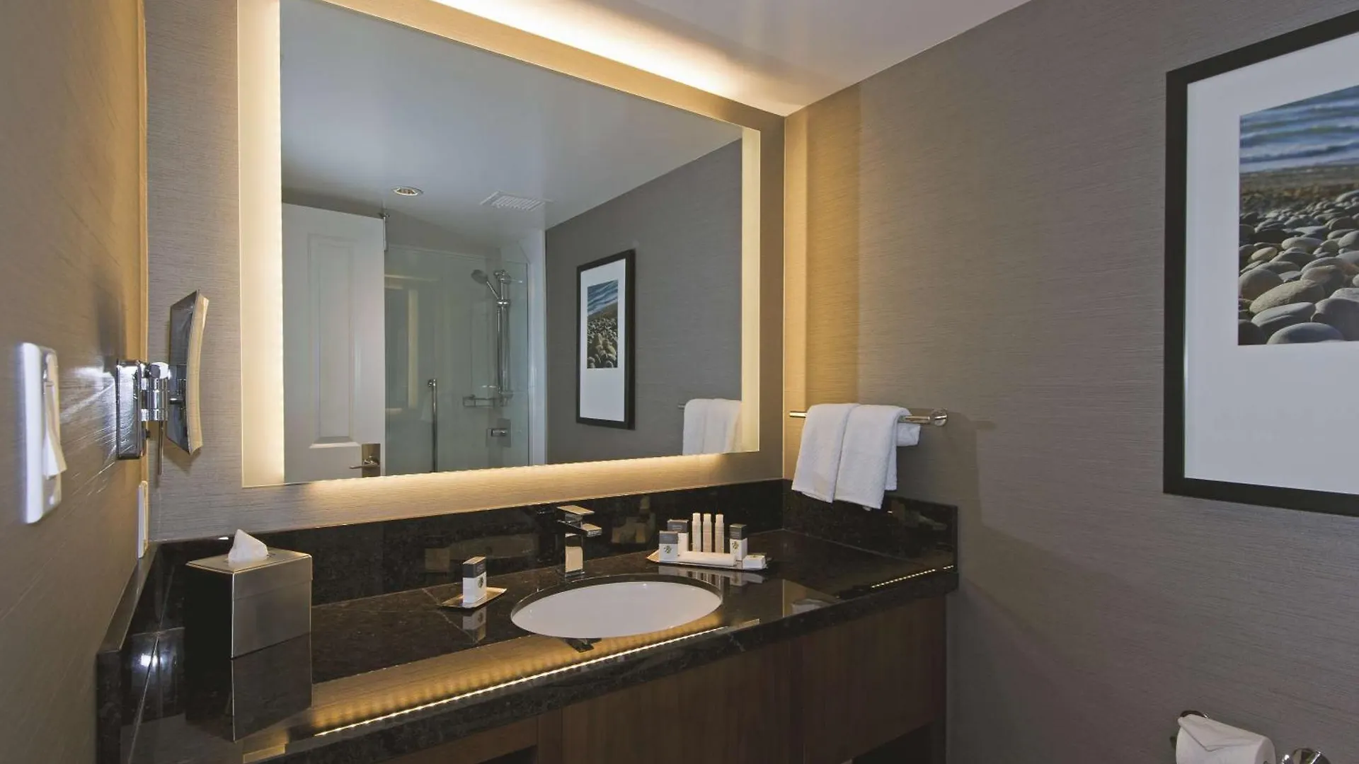 Doubletree By Hilton Hotel & Suites Victoria Canada