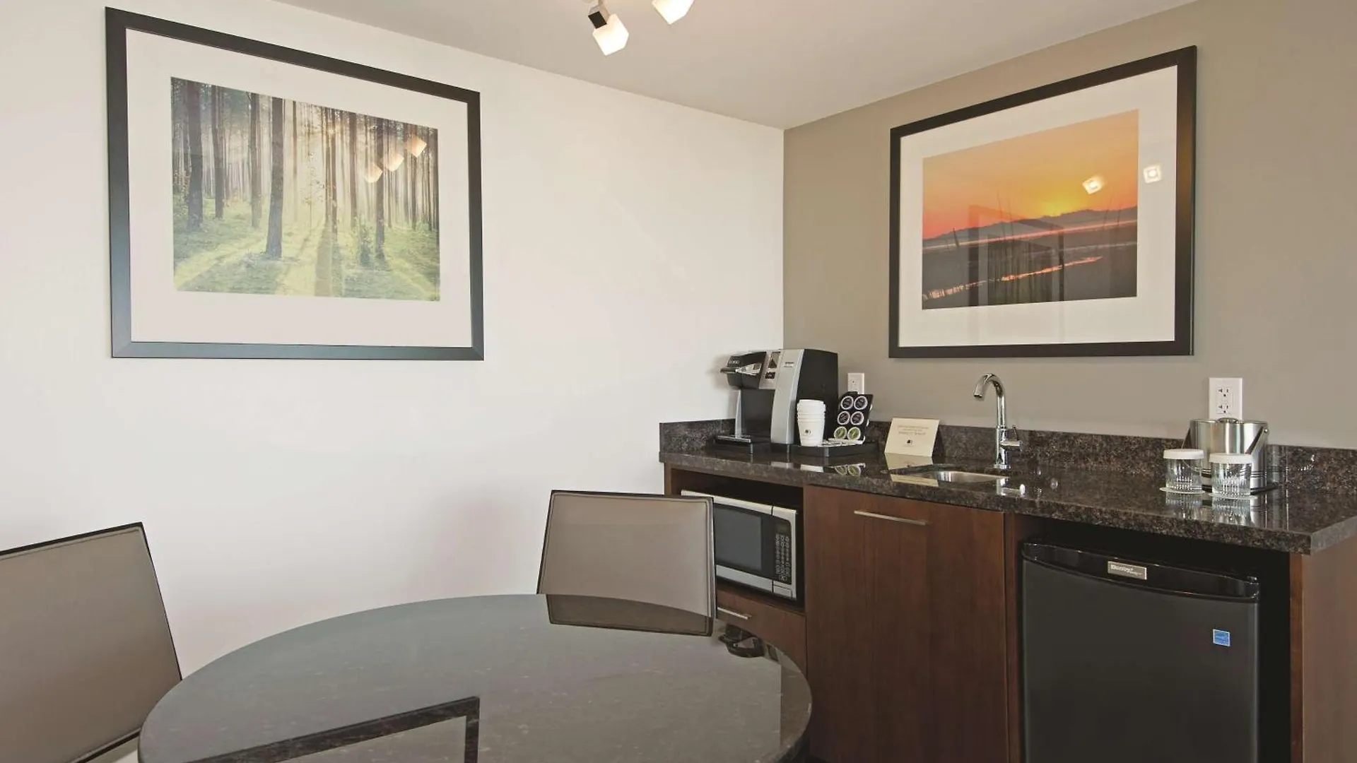 Doubletree By Hilton Hotel & Suites Victoria 4*,  Canada